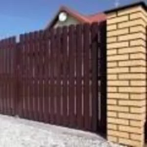 Металлический забор устанавливается с целью защиты своей собственности